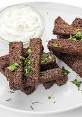 Гренки чесночные с белым соусом